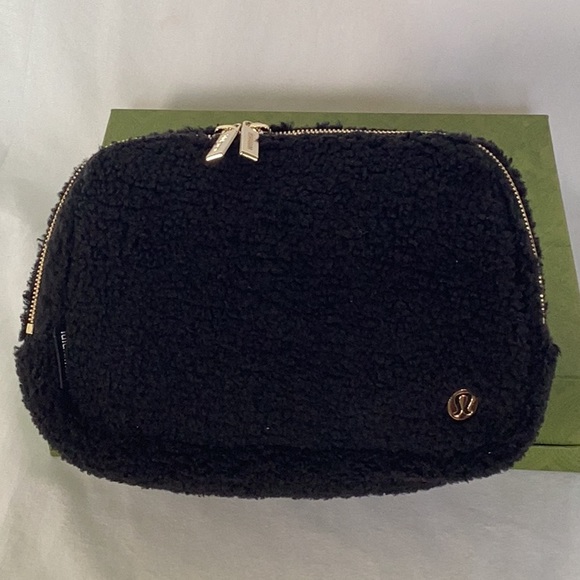 Lululemon everywhere belt bag - Picture 2 of 7